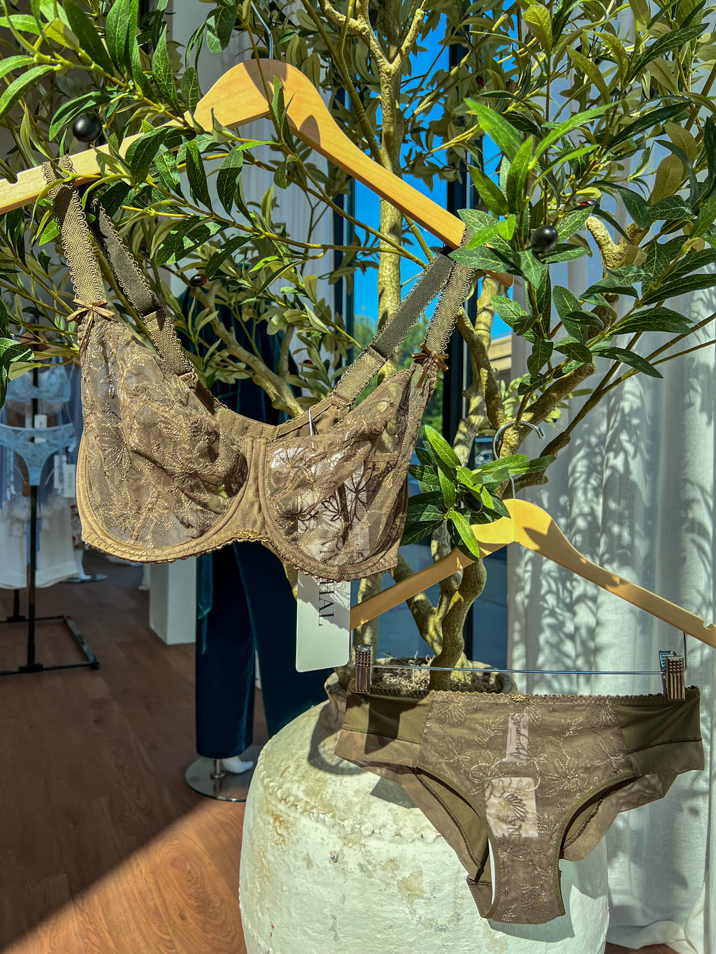 Empreinte ALIX Bronze Collection – styled view