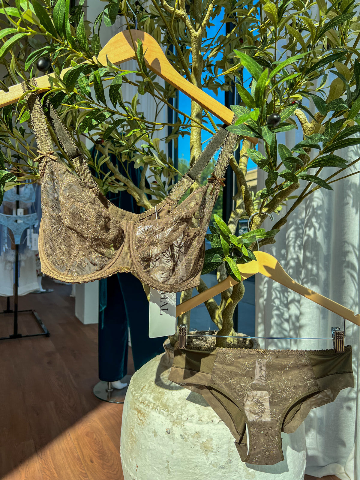 Empreinte ALIX Bronze Collection – styled view